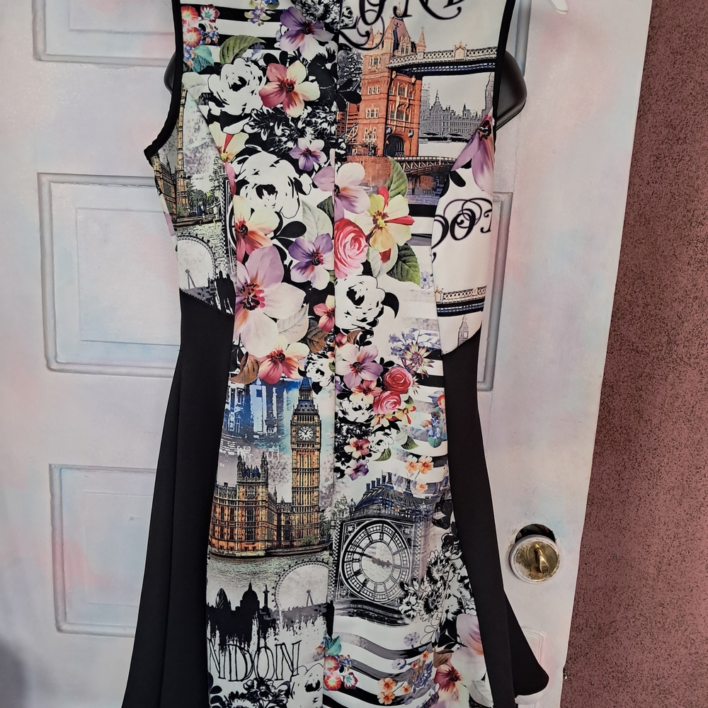 Elegant Cityscape and Floral Print Midi Dress - Picture 6 of 8